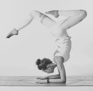 https://www.bdseamless.com/wp-content/uploads/2022/10/Guide-to-Choosing-Yoga-Pants-1-300x295.webp